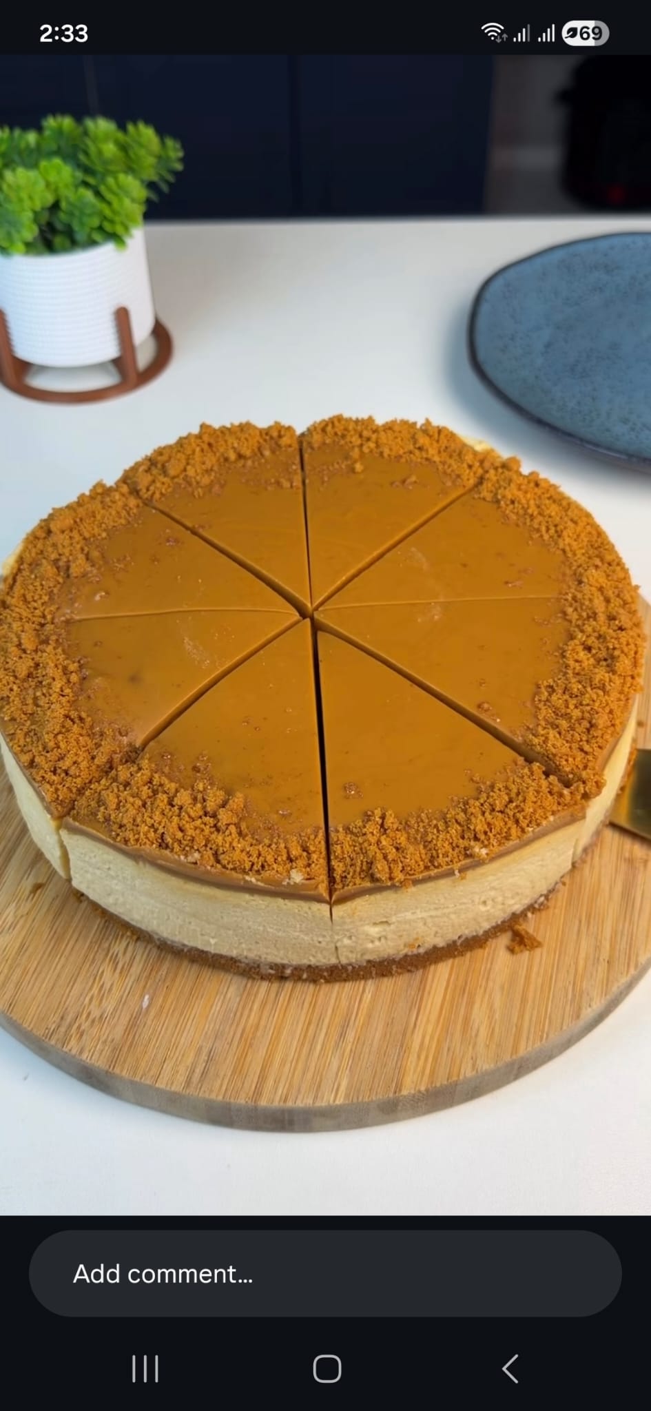 Sliced Biscoff lotus cheesecake topped with golden caramel and crushed lotus biscuit crumble, a popular dessert order in Bahrain.